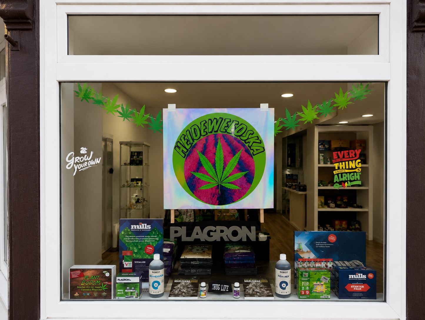 Schaufenster von Heideweedska in Soltau mit Logo und Produkten